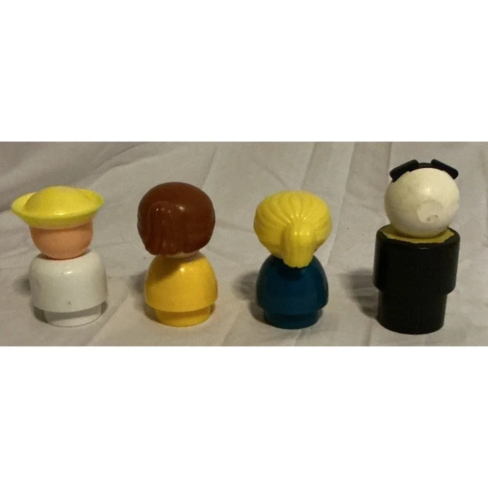 Fisher Price Lot Of 4 Jumbo Little People And Dog
